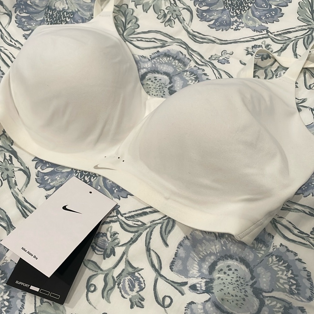 Nike Alate Women’s Sports Bra M never worn NWOT